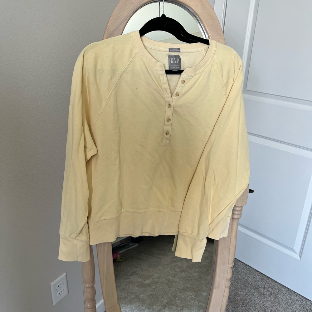 GAP yellow sweatshirt